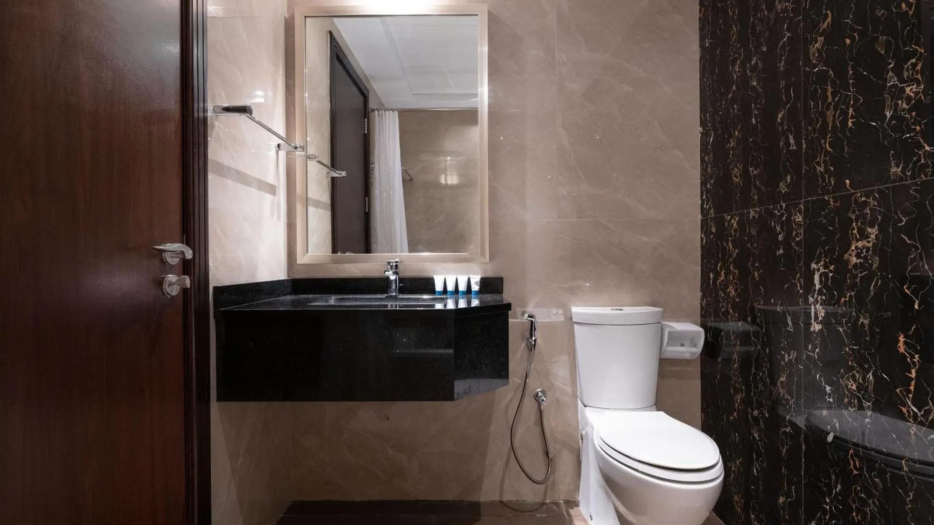 Luxurious Studio In Elite With Canal View Dubai Apartment