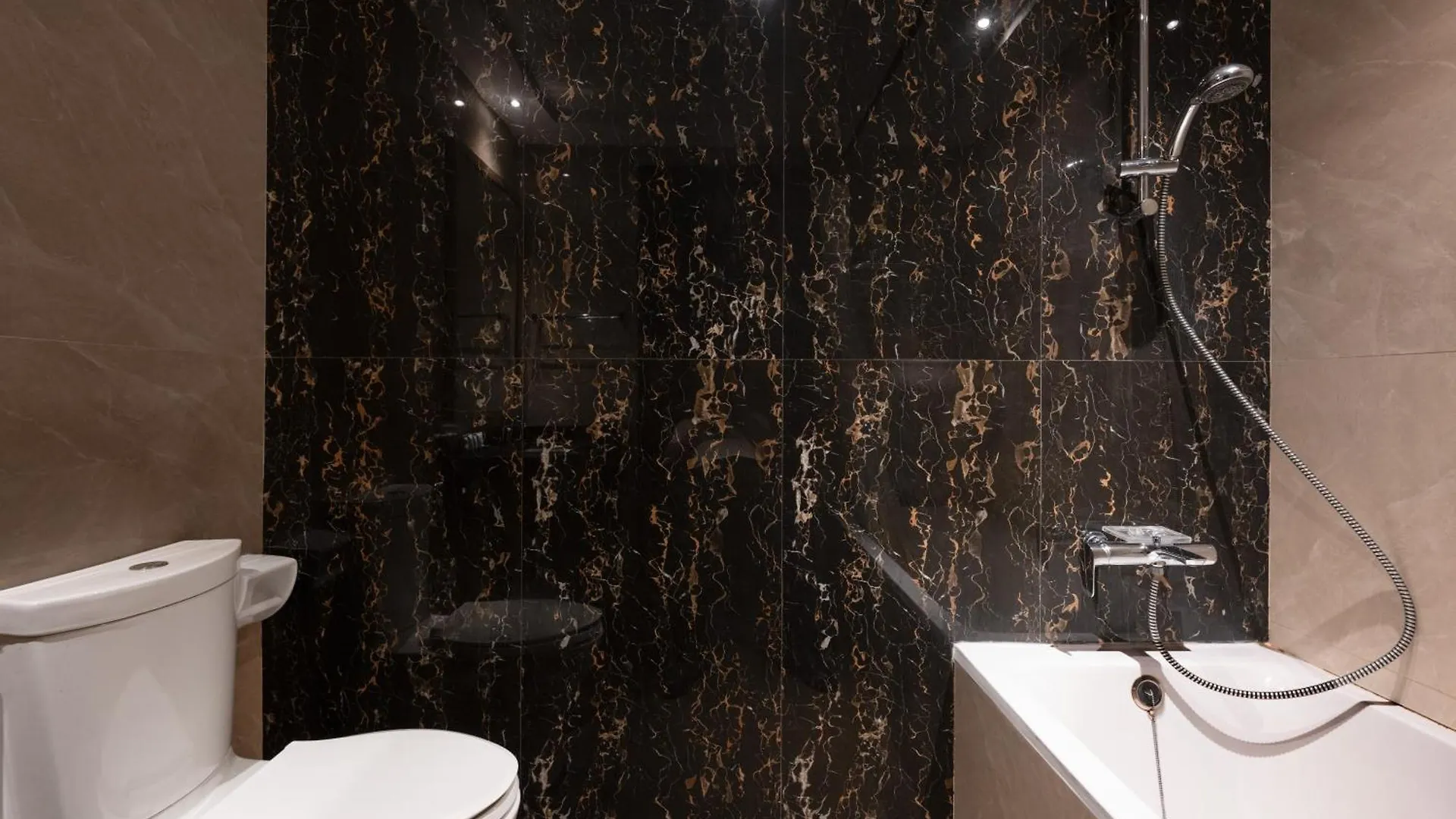 Luxurious Studio In Elite With Canal View Dubai