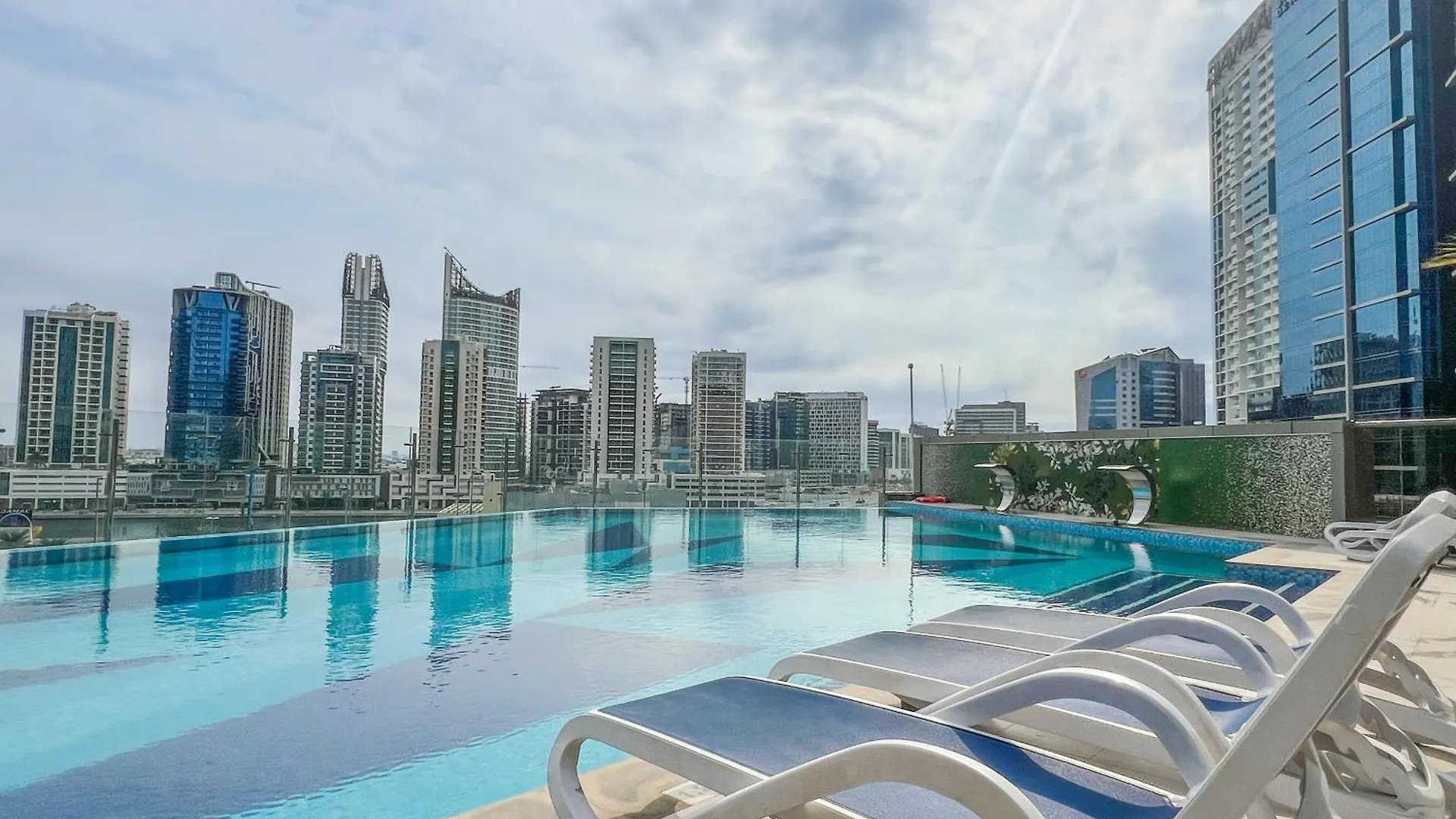 Luxurious Studio In Elite With Canal View Dubai